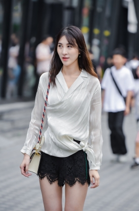 ����һ���ߴ�����Ů