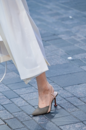 һ����ɫ�����ī���߸���Ů��Ϊ���ĸ߸��Ķ�